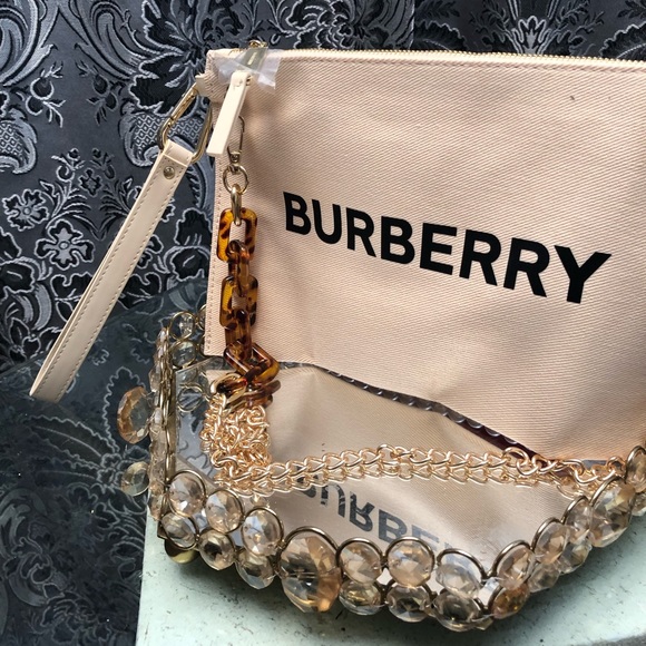 Burberry wristlet converted into shoulder bag - Picture 1 of 7